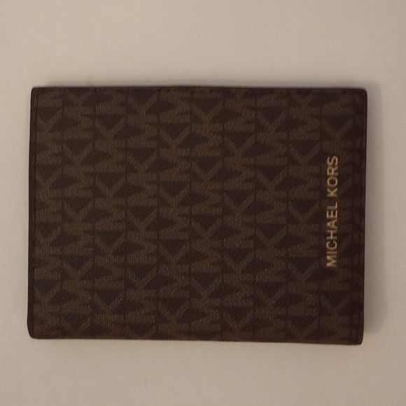 NWOT. Michael kors logo print passport holder. - Picture 1 of 4